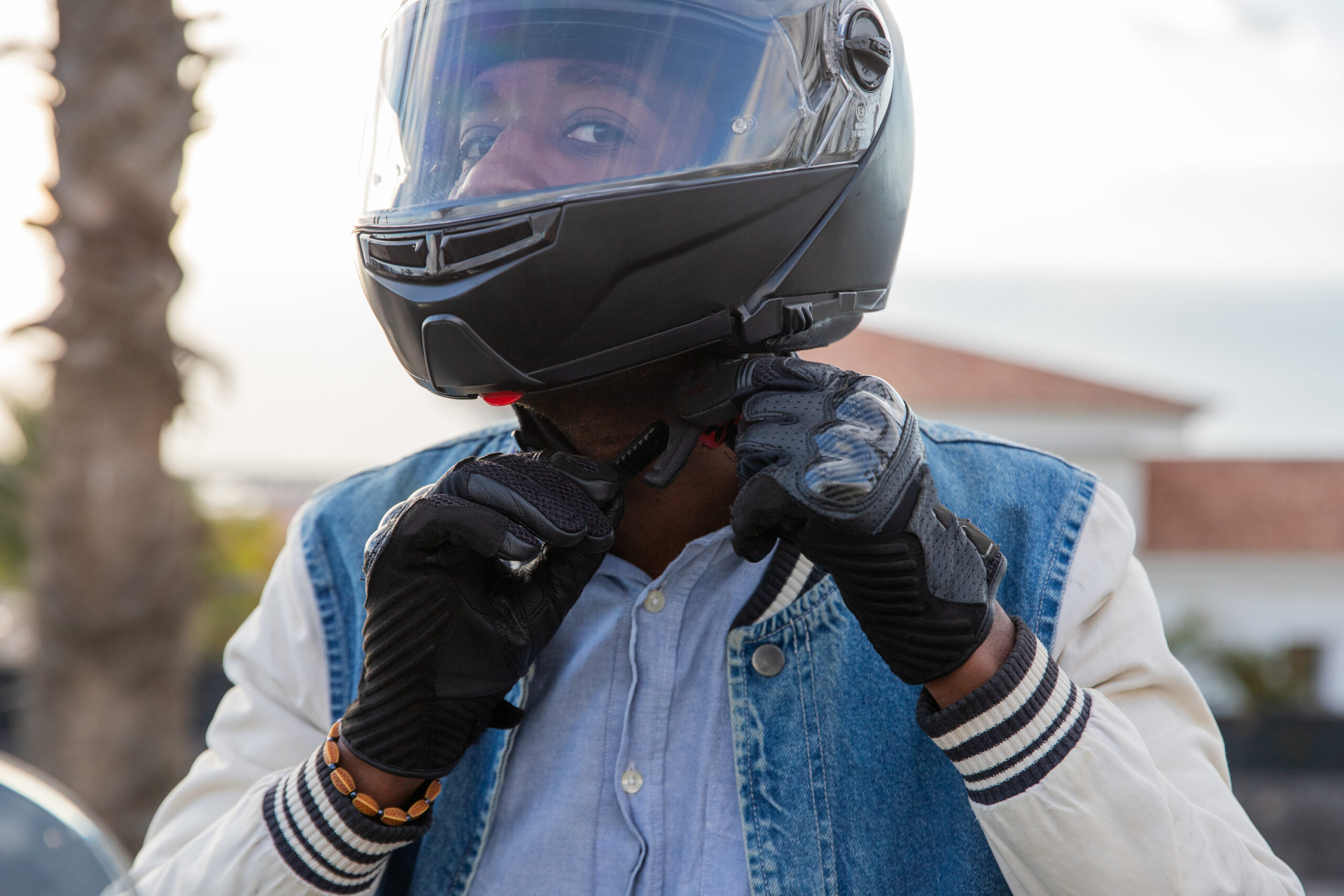 motoqueiro colocando o capacete